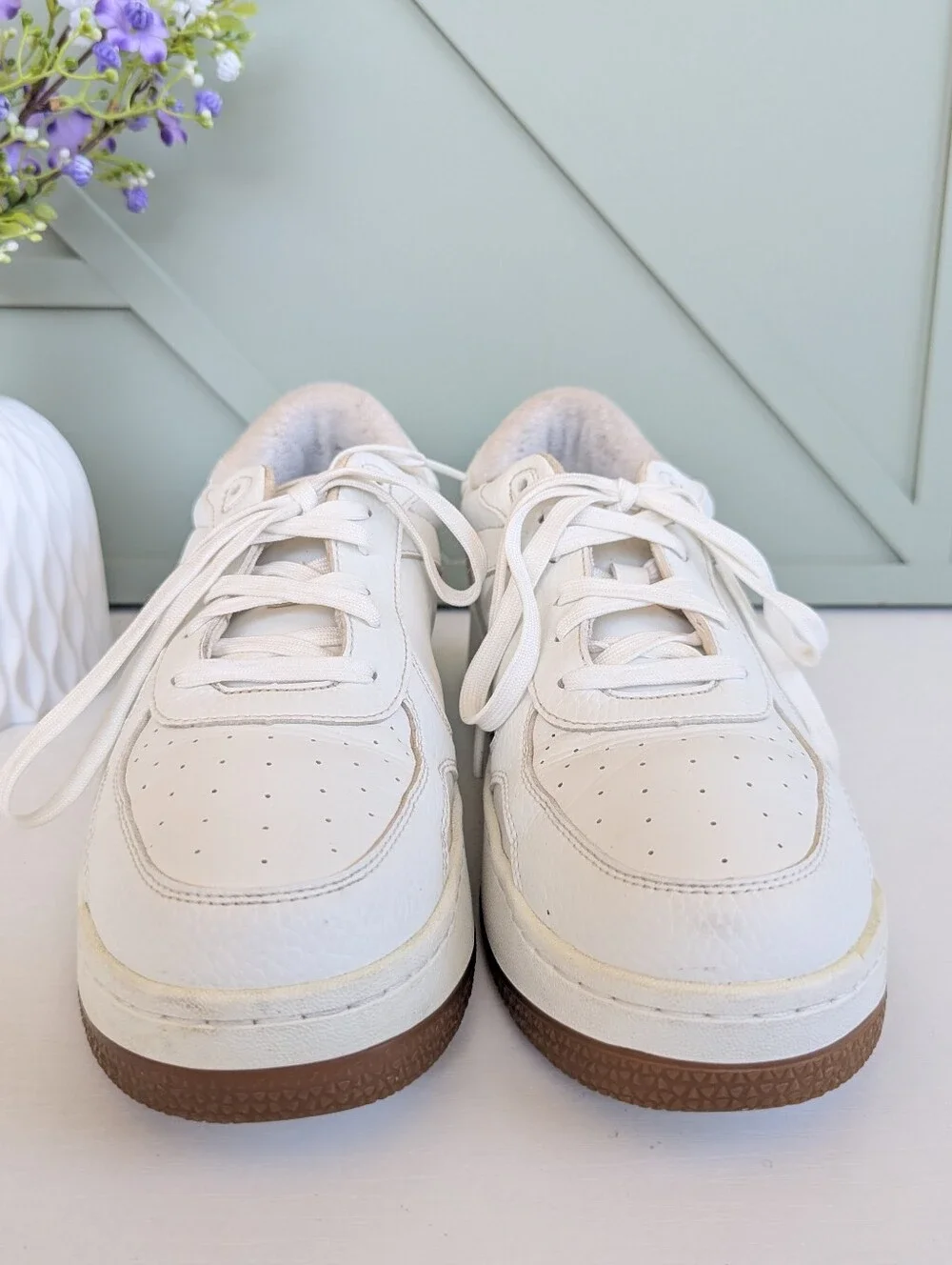 ALO Yoga White Women's Sneakers with Gum Sole - Picture 2 of 16